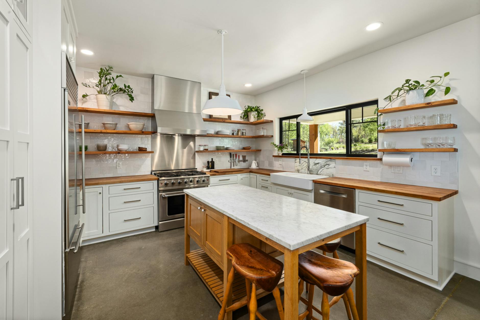Professional Deep Clean vs. Regular Maid Service: What's the Difference?