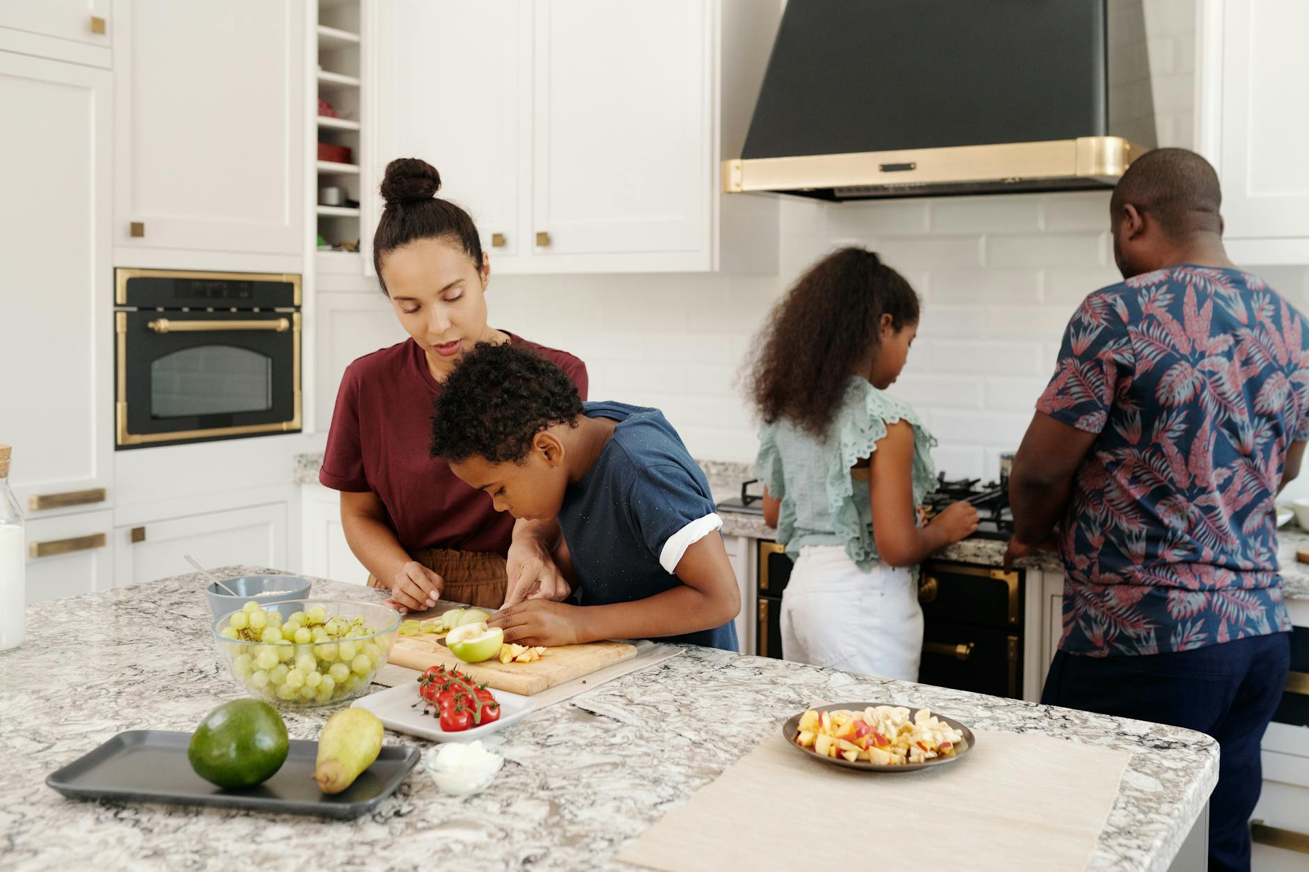 Quick Cleaning Hacks and Decluttering Tips for Busy Moms