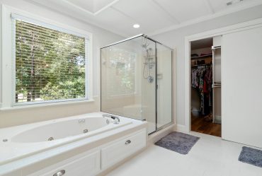 How to Clean a Bathroom: The Ultimate Step-by-Step Guide