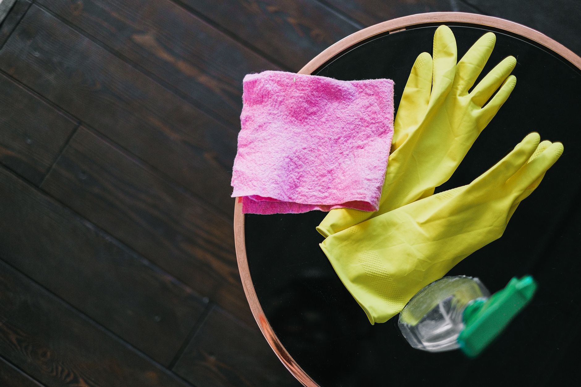 Microfiber vs. Cotton Cloths for Cleaning: Which One Actually Works Better?